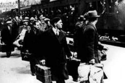 Uno de los muchos grupos de judíos deportados por el régimen nazi