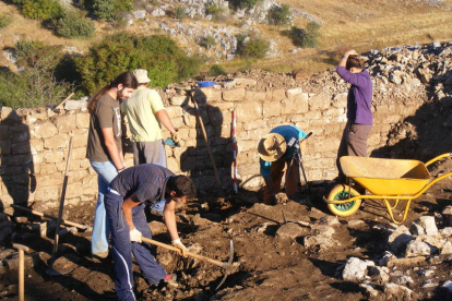 Un grupo de arqueólogos, trabajando en el yacimiento.