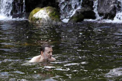 El presidente del Gobierno, Mariano Rajoy, durante un baño que se dió el sábado en las aguas del río Umia (Pontevedra).