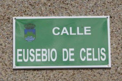 Placa dedicada al cura en los ochenta, que cambiará los apellidos