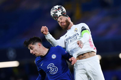 Sergio Ramos se muestra contundente al despejar un balón centrado sobre el área blanca. NEIL HALL