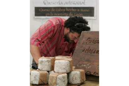 Uno de los productores artesanos de queso en la última feria de los Productos de León.
