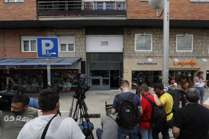 Periodistas y reporteros gráficos junto a la vivienda sita en el número 205 de la calle Serrano de Madrid. LUIS MILLÁN