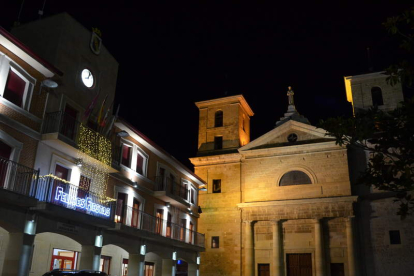 Imagen del Ayuntamiento y la iglesia de Valencia de Don Juan. MEDINA
