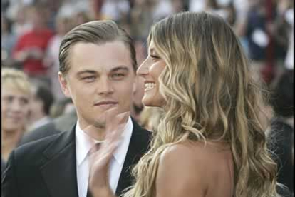 Por fin vemos juntos a Leo DiCaprio y Gisele Bundchen. La modelo brasileña, guapísima, vestida de Dior.
