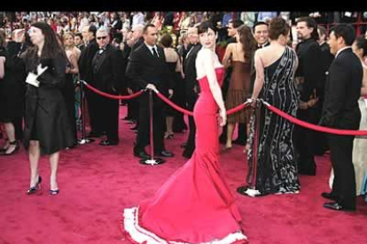 Renee Zellweger fue de las pocas actrices que se atrevió con un vestido rojo que casi no le dejaba respirar.