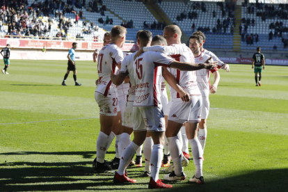 La Cultural se dio un festín goleador frente al Racing de Santander (3-0) en el partido de la primera vuelta disputado en el Reino. MARCIANO PÉREZ
