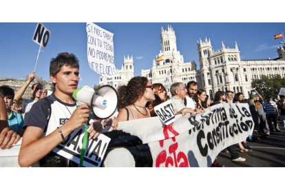 Cabecera de la manifestación contra la reforma de la Constitución convocada por el "Movimiento 15-M", ayer en Madrid.
