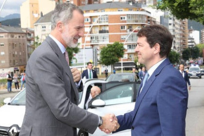 El rey Felipe VI y Alfonso Fernández Mañueco, hoy en Ponferrada. EFE