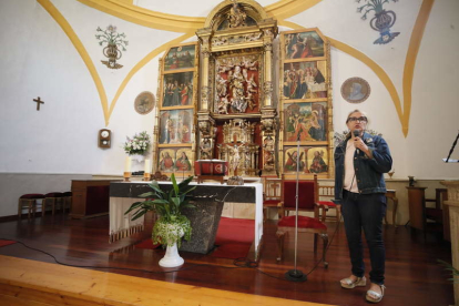 marta Eva Castellanos explica los pormenores de la rehabilitación del retablo de Villacelama, que ha durado dos años. RAMIRO