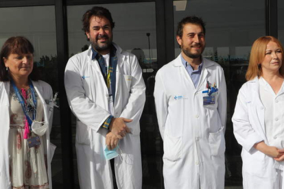 De izquierda a derecha, María Angustias Pomar, José María Pelayo, Óscar Miranda y Cristina Buelta, ayer, en el Hospital. DE LA MATA