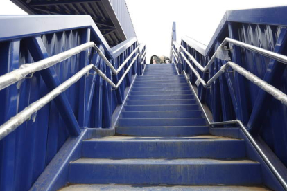 Vista de la escalinata de la pasarela de Trobajo del Camino, que Adif ya tiene acabada a falta de flecos para su apertura. MARCIANO PÉREZ
