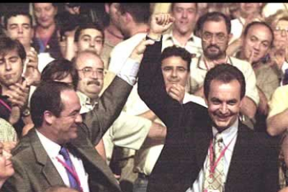 Su gran salto en política fue el 22 julio del 2000, cuando fue elegido secretario general del PSOE, con el 41,7% de los votos. Su proyecto, 'Nueva Vía',  suponía el cambio político y social de su partido.