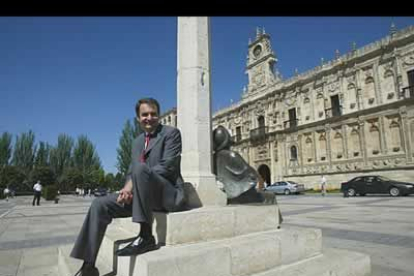 Rodríguez Zapatero, en la imagen frente al Hostal de San Marcos (León), abandonó todos sus cargos en la secretaría leonesa y trasladó su residencia a Madrid.