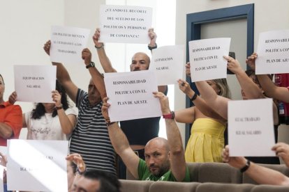 27 funcionarios irrumpiero en el pleno para protestar por la reducción salarial.