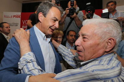 Antonio Fernández, con Zapatero en el 2015, en la casa de la cultura de Ponferrada. L. DE LA MATA