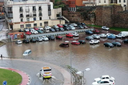 Aparcamiento del Melgar inundado este pasado fin de semana por las lluvias. DL