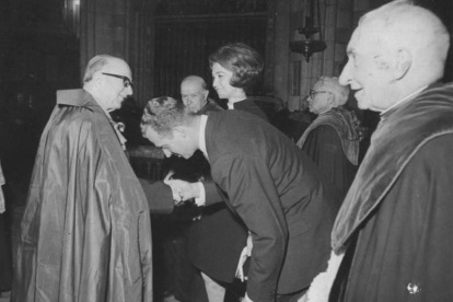 El rey saluda al obispo Almarcha, en una visita a León en 1978. Archivo