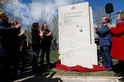 Momento de la inauguración del monumento a los fusilados en La Candamia. FERNANDO OTERO
