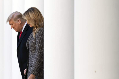 Trump y su esposa, Melania, salen de la Casa Blanca al jardín de la mansión presidencial. KEVIN DIETSCH