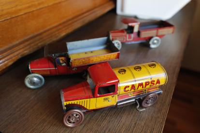 Tres camiones de los años veinte, incluido el camión cisterna de Campsa. L. DE LA MATA