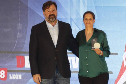 Bea Pacheco recoge el premio de baloncesto. RAMIRO