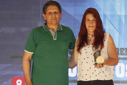Gemma Barrientos, del Aule, recoge el premio de voleibol. RAMIRO