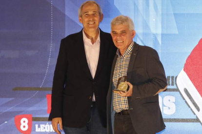 El padre de Luis Puertas recoge el premio de su hijo en deporte base. RAMIRO