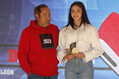 Andrea Fernández recoge el premio de gimnasia. RAMIRO