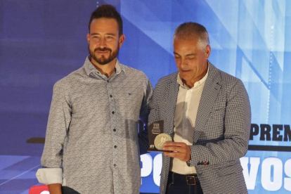 Isidoro Martínez recoge el premio de atletismo para la ULE. RAMIRO