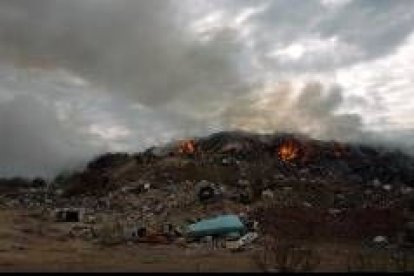 Los incendios en el vertedero de Modino son una practica habitual desde hace años