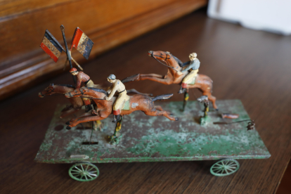 Uno de los juguetes más antiguos es este trío de jinetes sobre una plataforma. Modelo de la Belle Èpoque. (finales del siglo XIX, principios del XX).  L. DE LA MATA