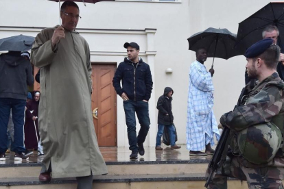 Vigilancia militar ante una mezquita en Estrasburgo, tras los atentados de París del 2015.