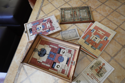 La colección de Manuel Fernández también incluye juegos antiguos como este de arquitectura. L. DE LA MATA