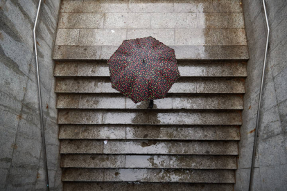 Una persona se protege de la lluvia con un paraguas. MIGUEL OSES