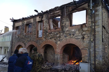 El fuego terminó calcinando el edificio de las antiguas escuelas. J. M. CASTRO.