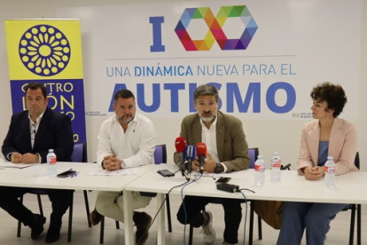 Firma del convenio entre León Gótico, Autismo León y CEL. ICAl
