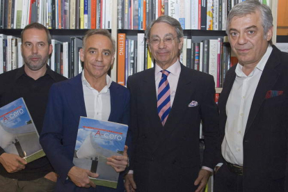 El leonés Rafael Llamazares, Torres, su colega J. Ignacio Vicens y el periodista Juan Lagardera.