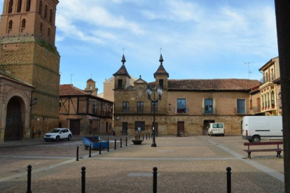 En el centro, al fondo, la antigua casa consistorial de Valderas con sus características torres coronando la fachada. MEDINA