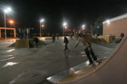 La pista se encuentra entre las piscinas y el pabellón del Toralín.