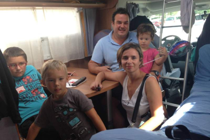 La familia de Aitor y Raquel, de Guipúzcoa, vive su segundo verano en caravana.