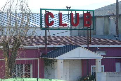 Imagen del Club Venus, en la localidad de Almázcara, ayer. DL