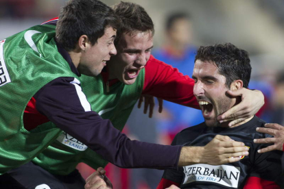 Raúl García, a la derecha, celebra su gol, primero del partido, frente al Mallorca.