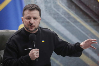 Volodímir Zelenski, ayer, en su rueda de prensa. SERGEY DOLZHENKO