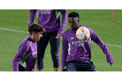 Vinicius en un entrenamiento con el Real Madrid. CÁRDENAS