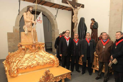 La celebración comenzó en la iglesia de San Andrés, donde se bendijeron los dos tronos.