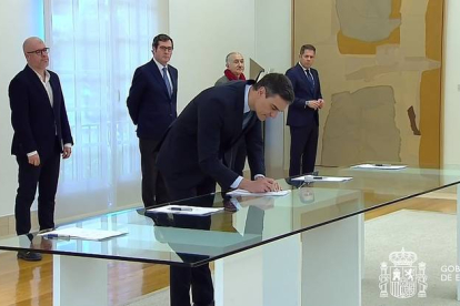 Captura de la señal institucional de Moncloa que muestra al presidente del Gobierno Pedro Sánchez  firmando el pacto de los Erte en mayo. DL
