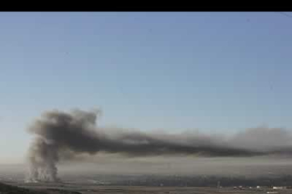 Rápidamente una negra cortina de humo se dirigía, empujada por el viento, al casco urbano de León lo que hizo saltar todas las alarmas.