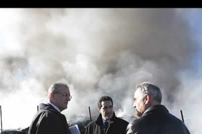 Los responsables de la Junta se personaron desde el primer momento en la zona para evaluar el grado de contaminación medio ambiental que provoque el siniestro.