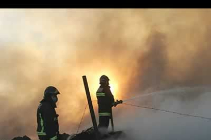 Los bomberos han trabajado duro durante horas y horas para combatir las llamas que han permanecido activas durante varios días.